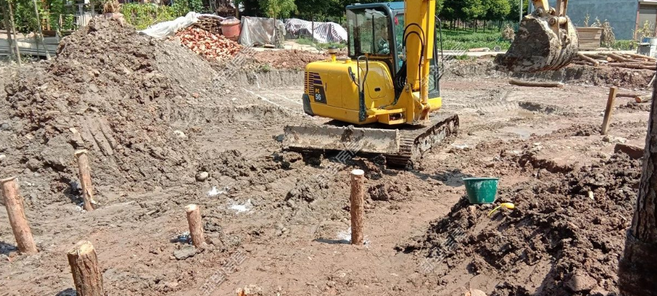 如何用松木樁在農(nóng)村宅基地打基礎(chǔ)？