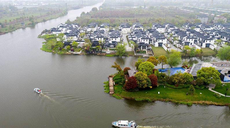 水韻湖城太清沿岸長(zhǎng)興縣楊家浦國(guó)控?cái)嘌桓?></a>
		<figcaption>
<h4>水韻湖城太清沿岸長(zhǎng)興縣楊家浦國(guó)控?cái)嘌桓?/h4>
<em>河道生修復(fù)工程</em>
<p>本工程位于洪橋鎮(zhèn)，本次生態(tài)修復(fù)范圍為北橫港及其叉港，東段為楊家浦閘至圖影扶欄橋段，西段為楊家浦港至陽(yáng)墩漾，主河道總長(zhǎng)7.36km，叉港總長(zhǎng)8.15km。所需松木樁規(guī)格為3米小頭11-12CM型號(hào)，所用數(shù)量為:10萬(wàn)根左右。松木樁在生態(tài)修復(fù)中可以發(fā)揮重要作用。它可以幫助改善水土流失，保護(hù)水體，減少污染物向水體的遷移，促進(jìn)水體環(huán)境的恢復(fù)。</p>
</figcaption>
		</figure>
			    <figure class=