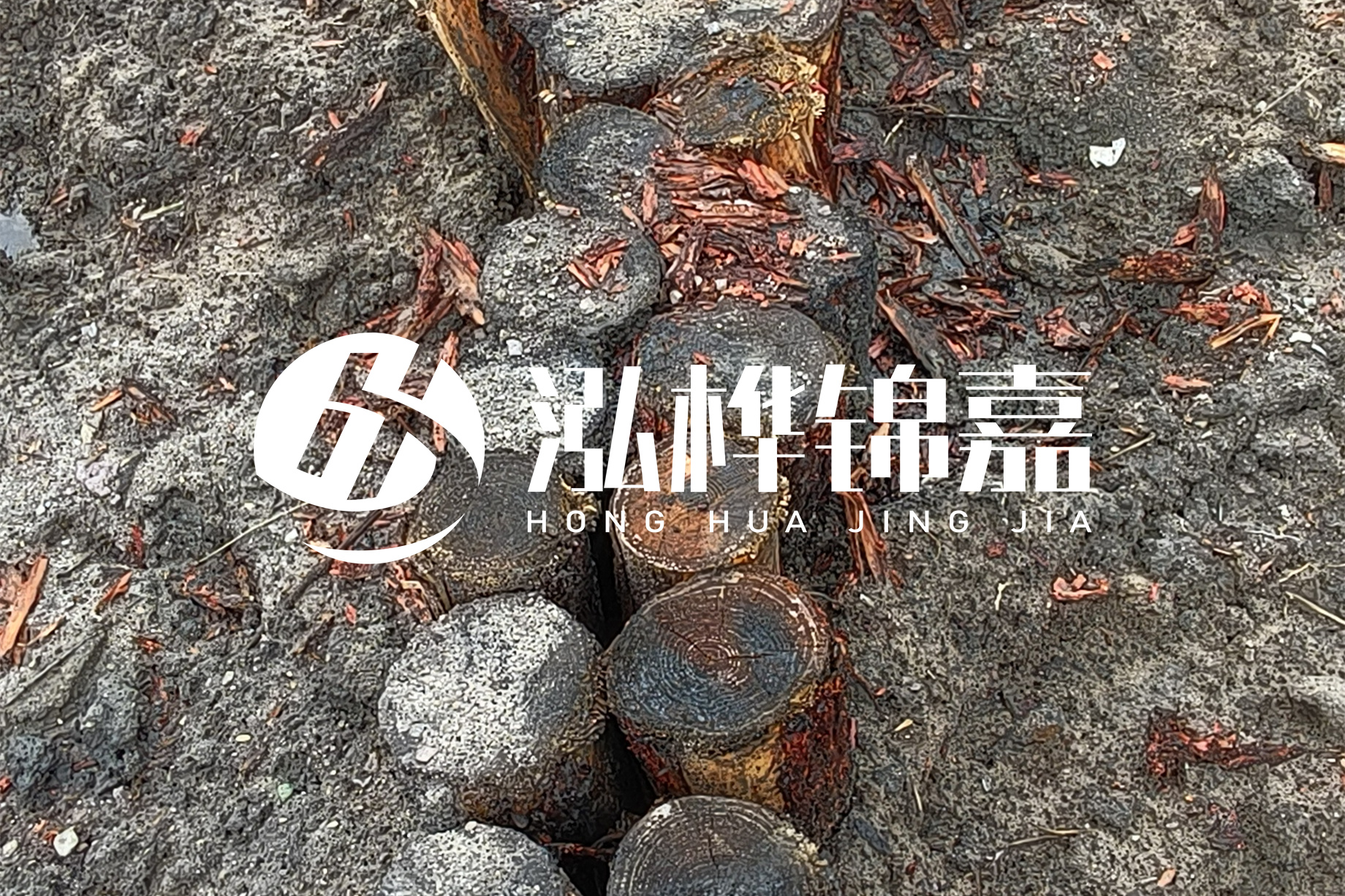 魚塘淤泥太多怎么清理？挖掘機(jī)清除淤泥的作用及方法