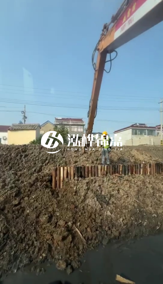 南陽(yáng)挖機(jī)打木樁專業(yè)施工-打防汛木樁時(shí)選用多粗的木樁為宜？