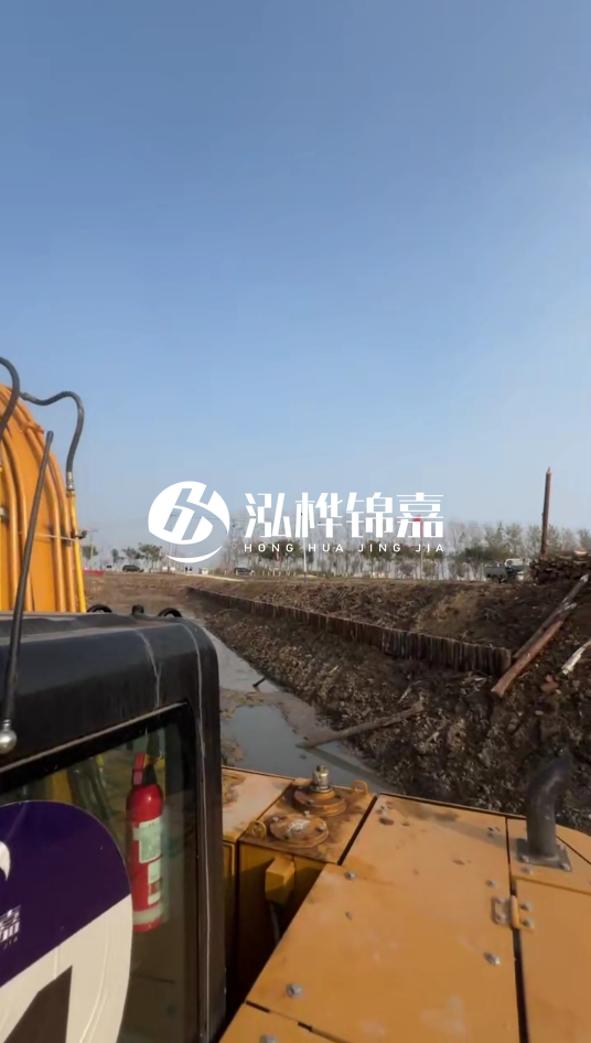 三門峽挖機(jī)打木樁專業(yè)施工-松木樁打樁木價(jià)格含運(yùn)輸成本嗎？