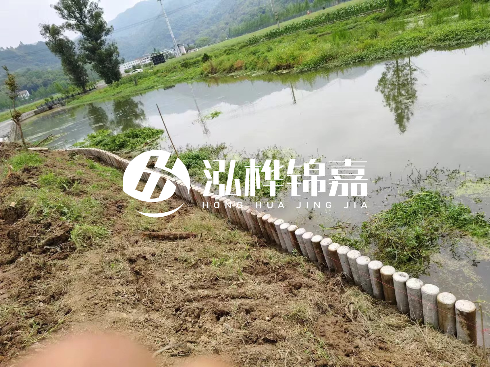 安順市挖機(jī)打木樁專業(yè)施工-河道水泥樁護(hù)坡多少錢一米？