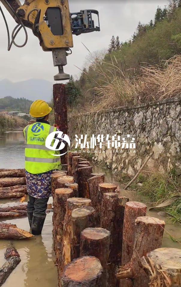 昆明市挖機(jī)打木樁專業(yè)施工-打松木樁3米的價(jià)格是多少？