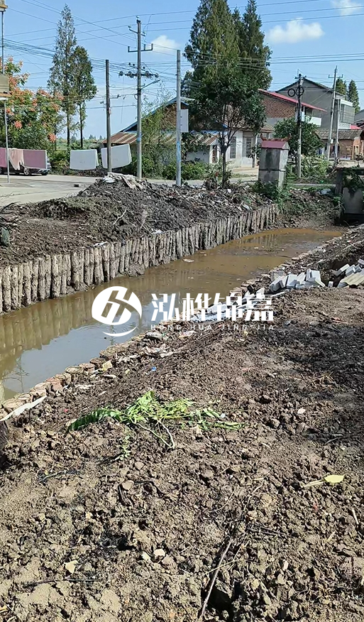 打樁木樁為什么要一根根挨著打？100米河堤需要打多少根木樁？