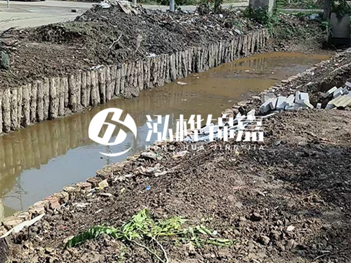 農(nóng)村最便宜的護(hù)坡做法-松木樁護(hù)坡靠譜嗎？