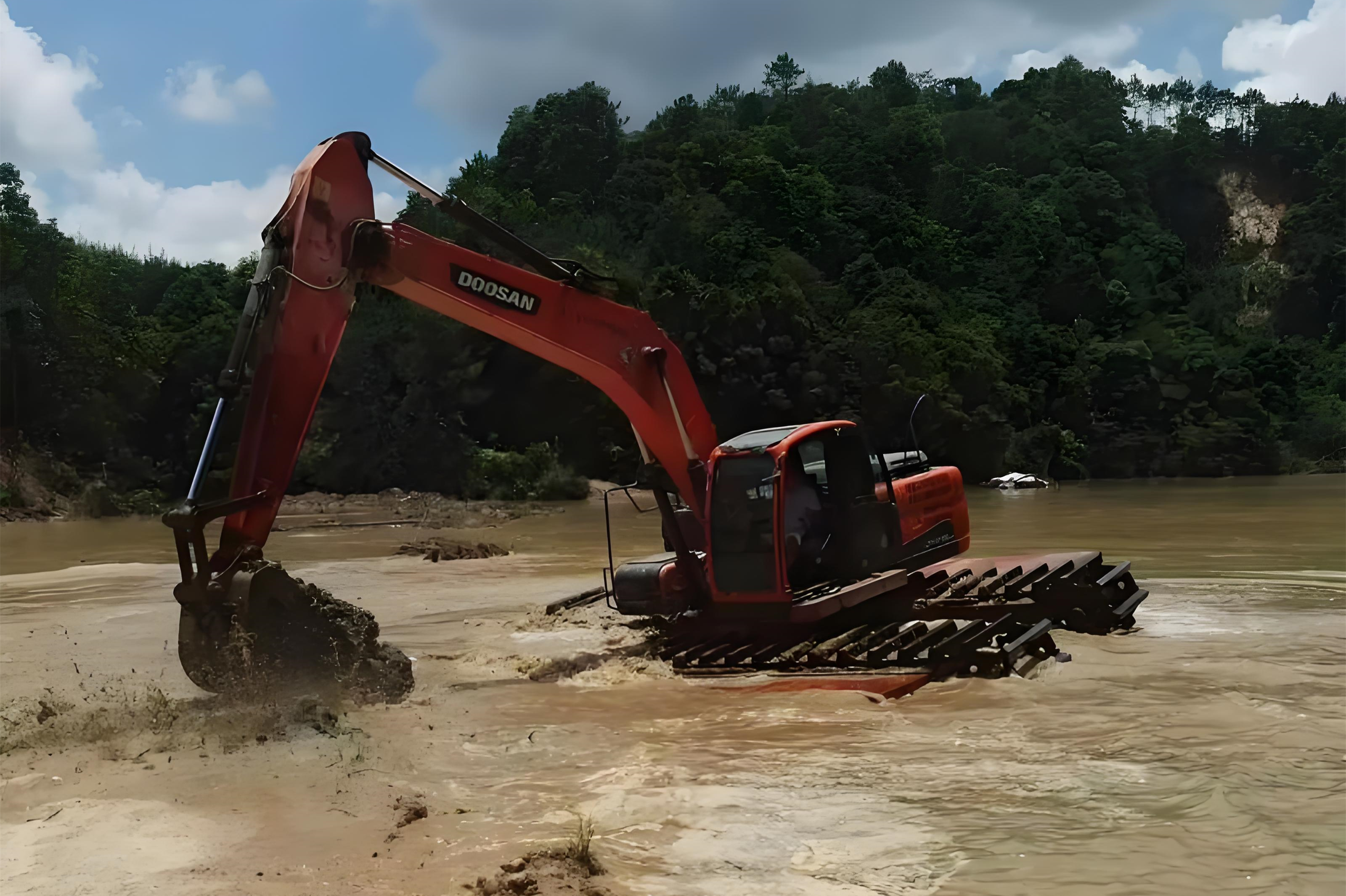 廣西柳州挖機(jī)清淤施工隊(duì) - 沼澤清淤用長(zhǎng)臂挖機(jī)還是短臂好？