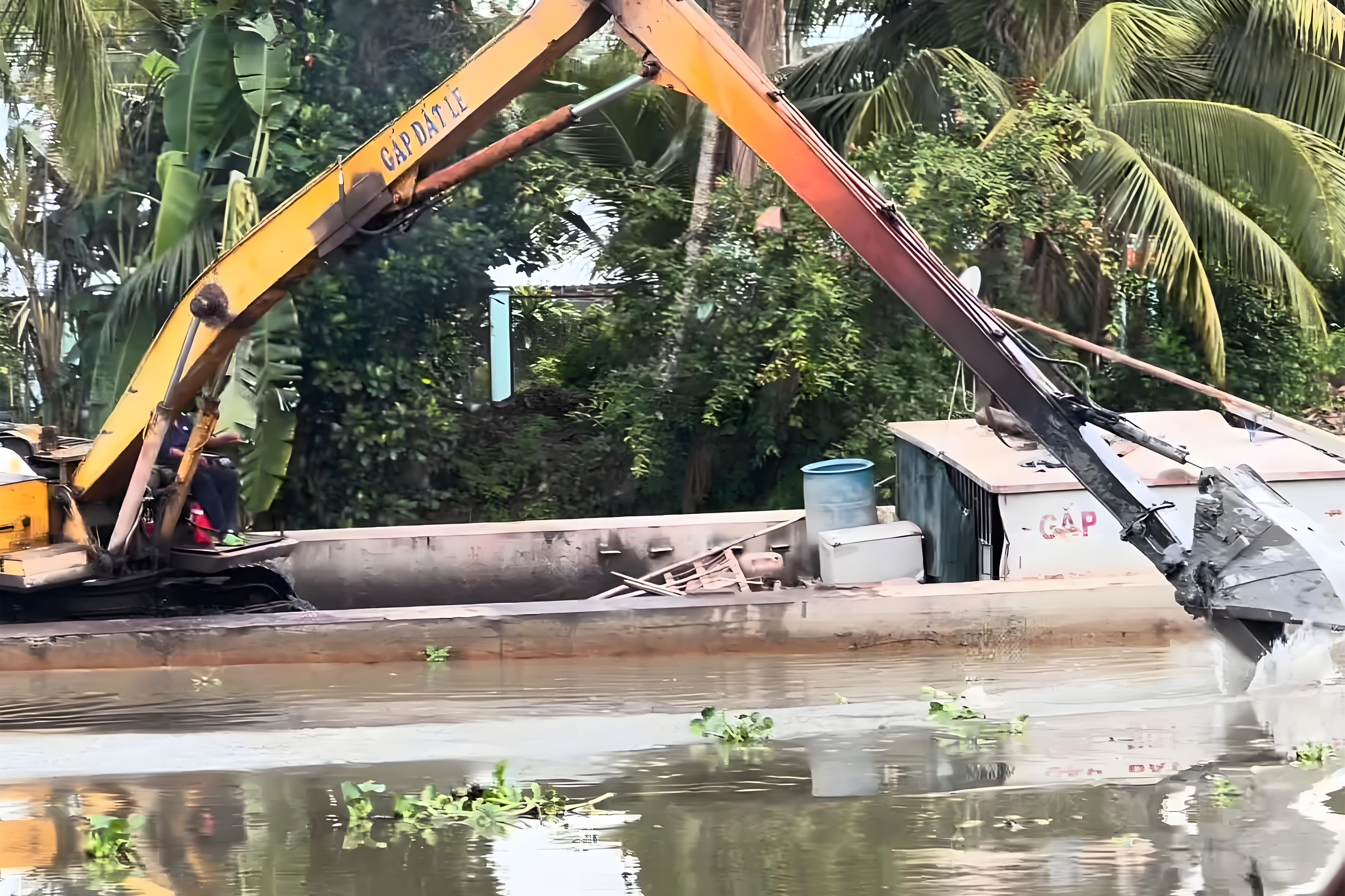 重慶黔江水上挖機(jī)清淤隊(duì) - 挖機(jī)清淤的施工范圍受哪些因素限制？?