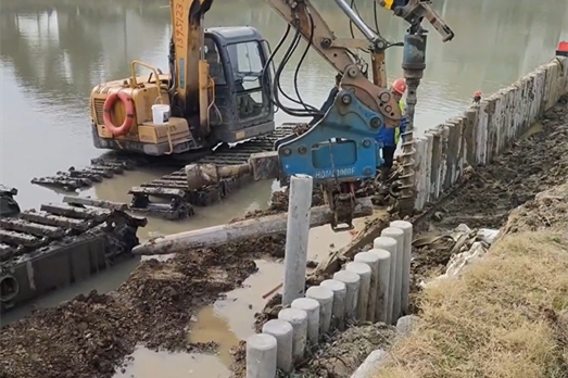 水泥樁批發(fā)廠(chǎng)家泓樺錦嘉-水泥仿木樁適合用于河道護(hù)坡嗎？