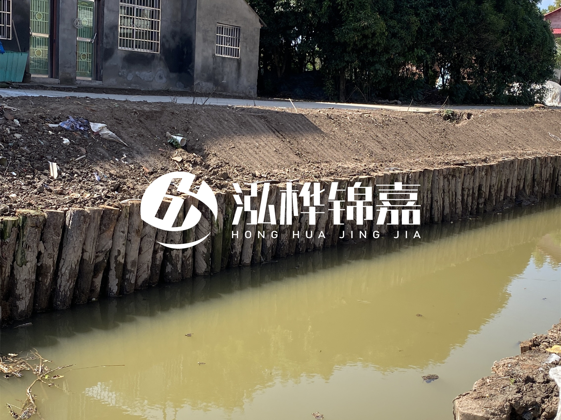 松木樁批發(fā)廠家泓樺錦嘉-圍堰松木樁間距多少能保證穩(wěn)定性？