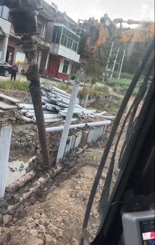 水泥仿木樁廠家泓樺錦嘉-水泥樁打樁是否需要預鉆孔？